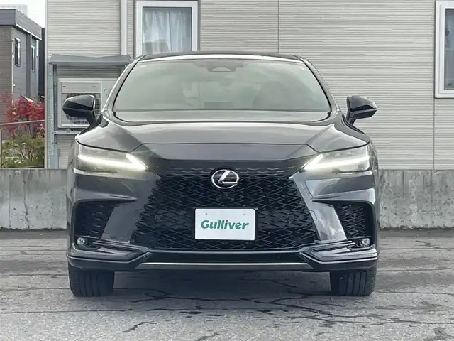 レクサス ＲＸ 500h Fスポーツパフォーマンス 青森県 2024(令6)年 1.3万km ソニッククロム AIS評価5点(外装A、内装B)/ワンオーナー/4WD/プッシュスタート/純正ナビ/全方位カメラ/ビルトインETC/純正21インチAW/純正オレンジキャリパー/レーダークルーズ/レーンキープ/クリアランスソナー/ブラインドスポットモニター/リアクロストラフィックアラート/パーキングアシスト/安心降車アシスト/プロアクティブドライビングアシスト/ロードサインアシスト/リアカメラディテクション/ミラーヒーター/ヘッドアップディスプレイ/デアイサー/切替ドライブモード/S-Flow/パドルシフト/パワーバックドア/前席パワーシート・右前席シートメモリー/前席シートヒーター/LEDヘッドライト/オートライト/フォグライト/前後コーナーセンサー/横滑り防止装置/ウィンカーミラー/純正フロアマット/1500Wコンセント　/置くだけ充電/新車保証書/取扱説明書/スペアキー1本　/カードキー　1枚