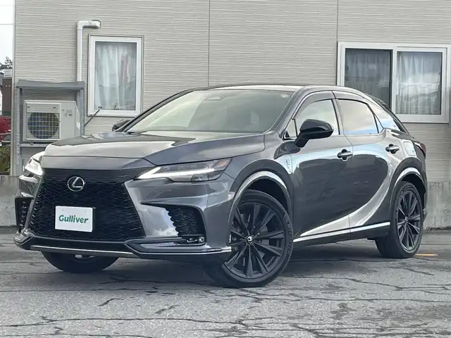 レクサス ＲＸ 500h Fスポーツパフォーマンス 青森県 2024(令6)年 1.3万km ソニッククロム AIS評価5点(外装A、内装B)/ワンオーナー/4WD/プッシュスタート/純正ナビ/全方位カメラ/ビルトインETC/純正21インチAW/純正オレンジキャリパー/レーダークルーズ/レーンキープ/クリアランスソナー/ブラインドスポットモニター/リアクロストラフィックアラート/パーキングアシスト/安心降車アシスト/プロアクティブドライビングアシスト/ロードサインアシスト/リアカメラディテクション/ミラーヒーター/ヘッドアップディスプレイ/デアイサー/切替ドライブモード/S-Flow/パドルシフト/パワーバックドア/前席パワーシート・右前席シートメモリー/前席シートヒーター/LEDヘッドライト/オートライト/フォグライト/前後コーナーセンサー/横滑り防止装置/ウィンカーミラー/純正フロアマット/1500Wコンセント　/置くだけ充電/新車保証書/取扱説明書/スペアキー1本　/カードキー　1枚