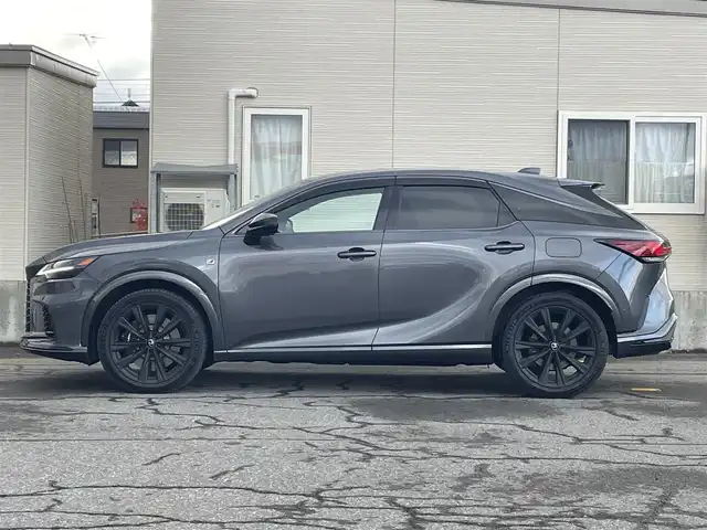 レクサス ＲＸ 500h Fスポーツパフォーマンス 青森県 2024(令6)年 1.3万km ソニッククロム AIS評価5点(外装A、内装B)/ワンオーナー/4WD/プッシュスタート/純正ナビ/全方位カメラ/ビルトインETC/純正21インチAW/純正オレンジキャリパー/レーダークルーズ/レーンキープ/クリアランスソナー/ブラインドスポットモニター/リアクロストラフィックアラート/パーキングアシスト/安心降車アシスト/プロアクティブドライビングアシスト/ロードサインアシスト/リアカメラディテクション/ミラーヒーター/ヘッドアップディスプレイ/デアイサー/切替ドライブモード/S-Flow/パドルシフト/パワーバックドア/前席パワーシート・右前席シートメモリー/前席シートヒーター/LEDヘッドライト/オートライト/フォグライト/前後コーナーセンサー/横滑り防止装置/ウィンカーミラー/純正フロアマット/1500Wコンセント　/置くだけ充電/新車保証書/取扱説明書/スペアキー1本　/カードキー　1枚