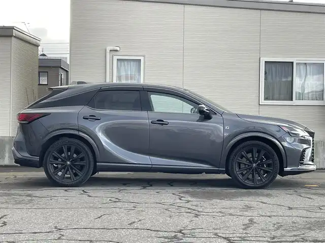 レクサス ＲＸ 500h Fスポーツパフォーマンス 青森県 2024(令6)年 1.3万km ソニッククロム AIS評価5点(外装A、内装B)/ワンオーナー/4WD/プッシュスタート/純正ナビ/全方位カメラ/ビルトインETC/純正21インチAW/純正オレンジキャリパー/レーダークルーズ/レーンキープ/クリアランスソナー/ブラインドスポットモニター/リアクロストラフィックアラート/パーキングアシスト/安心降車アシスト/プロアクティブドライビングアシスト/ロードサインアシスト/リアカメラディテクション/ミラーヒーター/ヘッドアップディスプレイ/デアイサー/切替ドライブモード/S-Flow/パドルシフト/パワーバックドア/前席パワーシート・右前席シートメモリー/前席シートヒーター/LEDヘッドライト/オートライト/フォグライト/前後コーナーセンサー/横滑り防止装置/ウィンカーミラー/純正フロアマット/1500Wコンセント　/置くだけ充電/新車保証書/取扱説明書/スペアキー1本　/カードキー　1枚