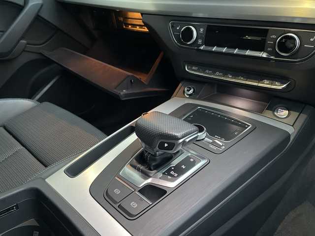 アウディ Ｑ５ 2．0TFSIクワトロ スポーツ 神奈川県 2019(平31)年 2.6万km 青 純正ナビ/（CD/DVD/AM/FM/SD/USB/BT/フルセグTV)/バック・フロントカメラ/前後ドライブレコーダー/ETC2.0/パドルシフト/レーダークルーズコントロール/電動リアゲート/電動パーキングブレーキ/ステアリングスイッチ/Audiプレセンス/Audiサイドアシスト/Audiアクティブレーンアシスト/前後コーナーセンサー/ダウンヒルアシスト/パーキングアシスト/アイドリングストップ/D席メモリシート/D/N席パワーシート/D/N席シートヒーター/ISOFIX/純正フロアマット/純正アルミホイール/スペアキー×１/保証書/取扱説明書