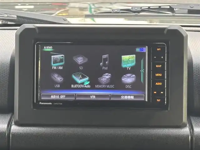 スズキ ジムニー シエラ JC 愛知県 2022(令4)年 1.8万km ジャングルグリーン /禁煙//ワンオーナー//BILSTEINダンパー//純正15AW//純正ナビ//CD/DVD/BT/フルセグ/MSV//バックカメラ//ETC//ドライブレコーダー//スロットルコントローラー//革調シートカバー//シートヒーター（前席）//衝突軽減ブレーキ//車線逸脱警報機能//クルーズコントロール//横滑り防止装置//盗難防止装置//LEDオートライト//フォグランプ//ハイビームアシスト//ヘッドライトウォッシャー//電動格納ウインカーミラー//アイドリングストップ//バニティミラー//本革巻きステアリング//ステアリングスイッチ//ドリンクホルダー//シフトイルミネーション//純正フロアマット//純正ドアバイザー//スペアスマートキー//新車時保証書//取扱説明書//ナビ取扱説明書//ディーラー記録簿　R4/R5/R6/R7//純正ダンパー4本積込//純正背面タイヤカバー付ホイール積込