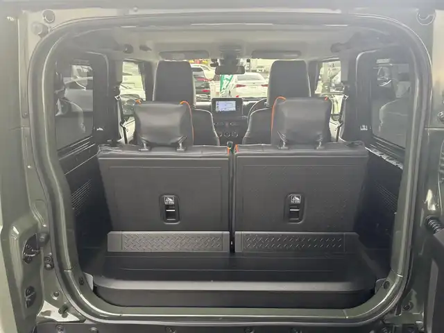 スズキ ジムニー シエラ JC 愛知県 2022(令4)年 1.8万km ジャングルグリーン /禁煙//ワンオーナー//BILSTEINダンパー//純正15AW//純正ナビ//CD/DVD/BT/フルセグ/MSV//バックカメラ//ETC//ドライブレコーダー//スロットルコントローラー//革調シートカバー//シートヒーター（前席）//衝突軽減ブレーキ//車線逸脱警報機能//クルーズコントロール//横滑り防止装置//盗難防止装置//LEDオートライト//フォグランプ//ハイビームアシスト//ヘッドライトウォッシャー//電動格納ウインカーミラー//アイドリングストップ//バニティミラー//本革巻きステアリング//ステアリングスイッチ//ドリンクホルダー//シフトイルミネーション//純正フロアマット//純正ドアバイザー//スペアスマートキー//新車時保証書//取扱説明書//ナビ取扱説明書//ディーラー記録簿　R4/R5/R6/R7//純正ダンパー4本積込//純正背面タイヤカバー付ホイール積込