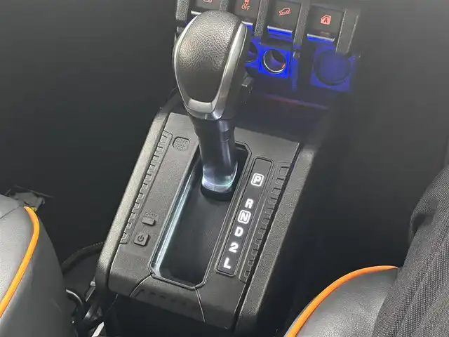 スズキ ジムニー シエラ JC 愛知県 2022(令4)年 1.8万km ジャングルグリーン /禁煙//ワンオーナー//BILSTEINダンパー//純正15AW//純正ナビ//CD/DVD/BT/フルセグ/MSV//バックカメラ//ETC//ドライブレコーダー//スロットルコントローラー//革調シートカバー//シートヒーター（前席）//衝突軽減ブレーキ//車線逸脱警報機能//クルーズコントロール//横滑り防止装置//盗難防止装置//LEDオートライト//フォグランプ//ハイビームアシスト//ヘッドライトウォッシャー//電動格納ウインカーミラー//アイドリングストップ//バニティミラー//本革巻きステアリング//ステアリングスイッチ//ドリンクホルダー//シフトイルミネーション//純正フロアマット//純正ドアバイザー//スペアスマートキー//新車時保証書//取扱説明書//ナビ取扱説明書//ディーラー記録簿　R4/R5/R6/R7//純正ダンパー4本積込//純正背面タイヤカバー付ホイール積込