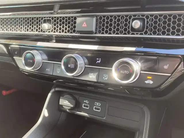 ホンダ シビック EX 長崎県 2022(令4)年 3.9万km クリスタルブラックパール ホンダセンシング/●衝突軽減ブレーキ（CMBS）/●近距離衝突軽減ブレーキ/●歩行者事故低減ステアリング/●路外逸脱抑制機能/●渋滞追従機能付アダプティブクルーズコントロール（ACC）/●車線維持支援システム（LKAS）/●誤発進抑制機能/●後方誤発進抑制機能/●先行車発進お知らせ機能/●標識認識機能/●アダプティブドライビングビーム（ADB）/●オートハイビーム/メーカーOPナビ/・Bluetooth接続/・フルセグTV/・スマートフォン連携/・USB入力/ドライブレコーダー【ZDR035】/ビルトインETC2.0/コーナーセンサー/ハーフレザーシート/・パワーシート/・シートヒーター/ステアリングスイッチ/パドルシフト/電子パーキング/ブレーキホールド機能/LEDオートヘッドライト/BOSEオーディオ/ワイヤレス充電/ISOFIX