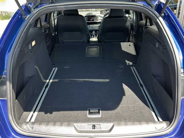 プジョー ３０８ SW GT ブルーHDi 静岡県 2018(平30)年 7.5万km マグネティックブルー 主要装備/・プッシュスタート/・ETC車載器/・バックモニター/・アクティブセーフティブレーキ/・レーンキープアシスト/・アダプティブクルーズコントロール/・前後コーナーセンサー/・ブラインドスポットモニター/・純正18インチAW/・LEDヘッドライト/・社外フロアマット/・スペアキー/・アイドリングストップ/・オートマチックハイビーム/・