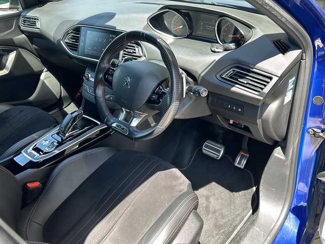 プジョー ３０８ SW GT ブルーHDi 静岡県 2018(平30)年 7.5万km マグネティックブルー 主要装備/・プッシュスタート/・ETC車載器/・バックモニター/・アクティブセーフティブレーキ/・レーンキープアシスト/・アダプティブクルーズコントロール/・前後コーナーセンサー/・ブラインドスポットモニター/・純正18インチAW/・LEDヘッドライト/・社外フロアマット/・スペアキー/・アイドリングストップ/・オートマチックハイビーム/・