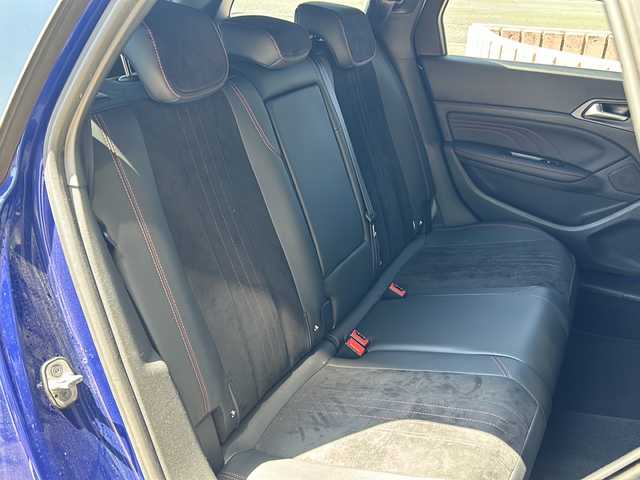 プジョー ３０８ SW GT ブルーHDi 静岡県 2018(平30)年 7.5万km マグネティックブルー 主要装備/・プッシュスタート/・ETC車載器/・バックモニター/・アクティブセーフティブレーキ/・レーンキープアシスト/・アダプティブクルーズコントロール/・前後コーナーセンサー/・ブラインドスポットモニター/・純正18インチAW/・LEDヘッドライト/・社外フロアマット/・スペアキー/・アイドリングストップ/・オートマチックハイビーム/・