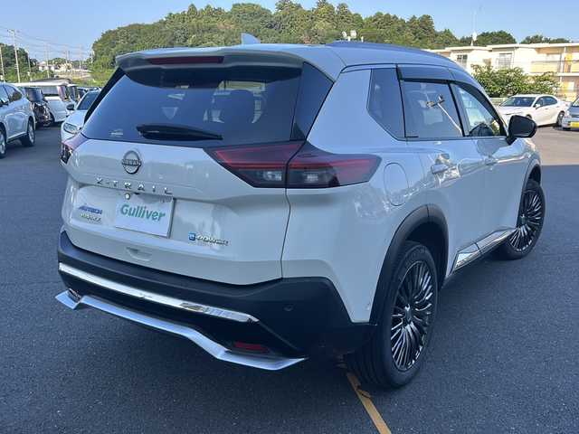 日産 エクストレイル オーテック e-4ORCE アドバンスドPKG 茨城県 2022(令4)年 2.4万km ブリリアントホワイトパール エマージェンシーブレーキ/プロパイロット /純正ナビ/　　BT/フルセグ/アラウンドビューモニター/パワーバックドア/インテリジェントクルーズコントロール/LEDオートライト/レザーシート/パワーシート/シートメモリー/シートヒーター/純正20インチアルミホイール/4WD/ヘッドアップディスプレイ/ルーフレール/インテリジェントルームミラー/電子パーキングブレーキ/ブレーキホールド/置くだけ充電 /USB/e-pedal/スマートキー/ETC2.0