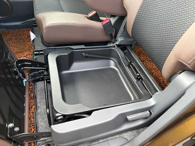 スズキ ハスラー Jスタイル Ⅲ 静岡県 2018(平30)年 3.4万km ブレイブカーキパール/スチールシルバー 純正ディーラーナビ（AM/FM/DVD/CD）/Bluetooth接続/フルセグTV/アラウンドビューモニター/デュアルカメラブレーキサポート/前席シートヒーター/ハーフレザーシート/ＥＴＣ/LＥＤフォグライト/レーンキープアシスト/横滑り防止装置/アイドリングストップ/純正フロアマット/純正アルミホイール15インチ/オートライト/プッシュスタート/スマートキー/スペアキー１本