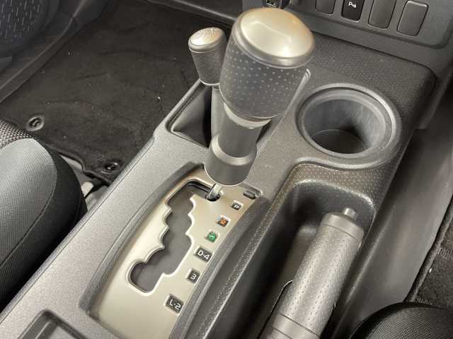 トヨタ ＦＪクルーザー カラーパッケージ 三重県 2011(平23)年 7.5万km イエロー/ホワイト 純正ナビ　/【ＣＤ／ＤＶＤ／Ｂｌｕｅｔｏｏｔｈ】　/地デジ対応ＴＶ　/バックカメラ　/センターデフロック/フォグランプ/ヘッドライトレベライザー　/ＥＴＣ　/クルーズコントロール　/２０インチ純正アルミホイール　/Ｒコーナーセンサー
