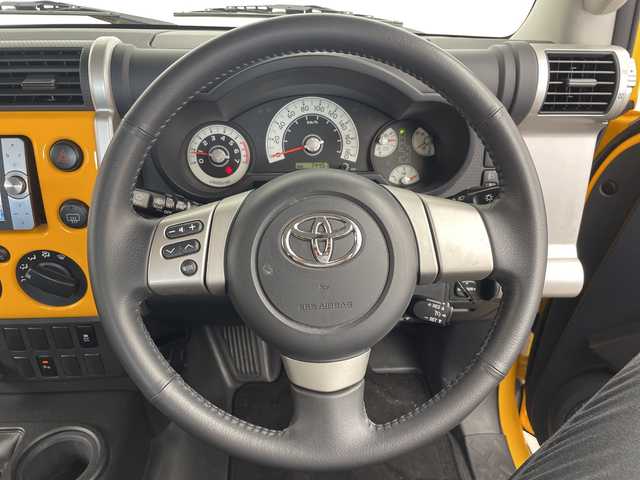 トヨタ ＦＪクルーザー カラーパッケージ 三重県 2011(平23)年 7.5万km イエロー/ホワイト 純正ナビ　/【ＣＤ／ＤＶＤ／Ｂｌｕｅｔｏｏｔｈ】　/地デジ対応ＴＶ　/バックカメラ　/センターデフロック/フォグランプ/ヘッドライトレベライザー　/ＥＴＣ　/クルーズコントロール　/２０インチ純正アルミホイール　/Ｒコーナーセンサー