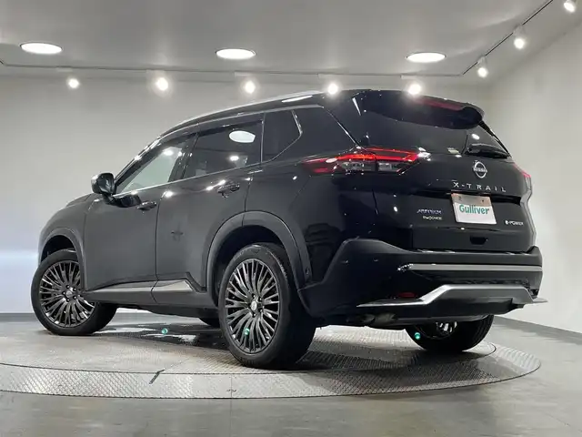 日産 エクストレイル オーテック e-4ORCE アドバンスドPKG 愛知県 2023(令5)年 1.7万km ダイヤモンドブラック 純正１２．３インチナビ/サンルーフ/プロパイロット/ＢＯＳＥサウンドシステム/アラウンドビューモニター/プロパイロットパーキング/パワーバックドア/ヒルディセントコントロール/衝突軽減ブレーキ/車線逸脱警報/ブラインドスポットモニター/コーナーセンサー/電動パーキングブレーキ/デジタルルームミラー/前後ドライブレコーダー/ビルトインＥＴＣ２．０/パワーシート【シートメモリー付】/オーテック専用レザーシート/全席シートヒーター/ハンドルヒーター/アクセサリーソケット/USB入力端子/純正フロアマット/純正20インチアルミホイール