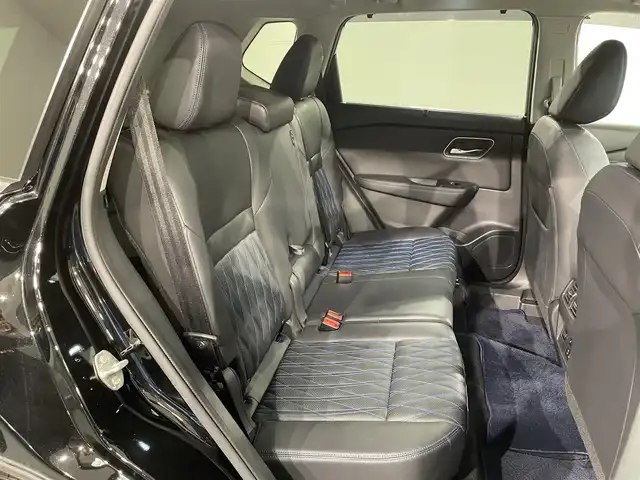 日産 エクストレイル オーテック e-4ORCE アドバンスドPKG 愛知県 2023(令5)年 1.7万km ダイヤモンドブラック 純正１２．３インチナビ/サンルーフ/プロパイロット/ＢＯＳＥサウンドシステム/アラウンドビューモニター/プロパイロットパーキング/パワーバックドア/ヒルディセントコントロール/衝突軽減ブレーキ/車線逸脱警報/ブラインドスポットモニター/コーナーセンサー/電動パーキングブレーキ/デジタルルームミラー/前後ドライブレコーダー/ビルトインＥＴＣ２．０/パワーシート【シートメモリー付】/オーテック専用レザーシート/全席シートヒーター/ハンドルヒーター/アクセサリーソケット/USB入力端子/純正フロアマット/純正20インチアルミホイール