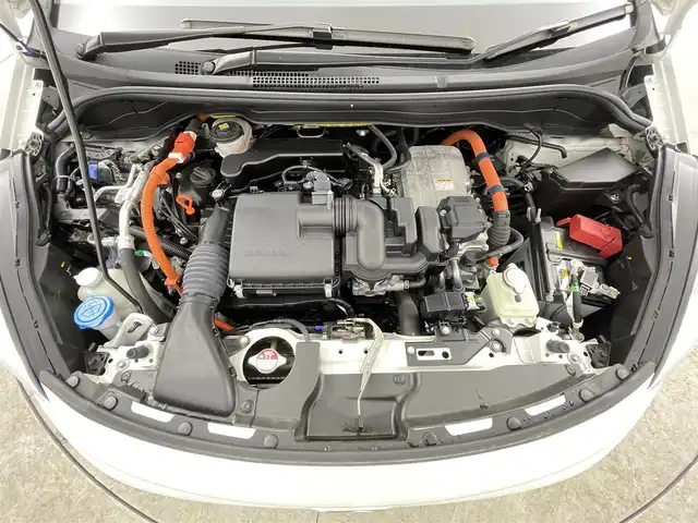 ホンダ フィット e:HEVリュクス 千葉県 2022(令4)年 2.1万km プラチナホワイトパール 禁煙車/ホンダセンシング/・誤発進抑制機能（前方・後方）/・近距離衝突軽減ブレーキ（前方・後方）/・路外逸脱抑制機能/・歩行者事故低減ステアリング/・車線維持支援システム/・渋滞追従機能付きアダプティブクルーズコントロール/・先行車発進お知らせ機能/・標識認識機能/・オートハイビーム/純正9インチナビ/・型式：VXU-225FTi/・CD/DVD/フルセグTV/Bluetooth/バックカメラ/シートヒーター/ステアリングヒーター/ワイヤレス充電/コーナーセンサー/ビルトインＥＴＣ/キルティングパーフォレーション本革シート/本革巻ステアリングホイール/LEDオートライト/LEDフォグランプ/LUXE専用エクステリア（プラチナ調クロームメッキ・フロントバンパーモールディング）/LUXE専用エクステリア（プラチナ調クロームメッキ・ドアロアーガーニッシュ）/LUXE専用エクステリア（プラチナ調クロームメッキ・テールゲートロアーガーニッシュ）/LUXE専用デザイン16インチアルミホイール/純正フロアマット/電動パーキング/オートブレーキホールド/スペアキー1本