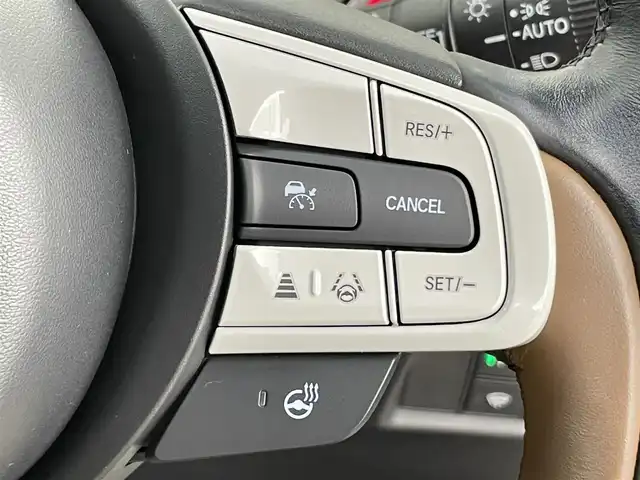 ホンダ フィット e:HEVリュクス 千葉県 2022(令4)年 2.1万km プラチナホワイトパール 禁煙車/ホンダセンシング/・誤発進抑制機能（前方・後方）/・近距離衝突軽減ブレーキ（前方・後方）/・路外逸脱抑制機能/・歩行者事故低減ステアリング/・車線維持支援システム/・渋滞追従機能付きアダプティブクルーズコントロール/・先行車発進お知らせ機能/・標識認識機能/・オートハイビーム/純正9インチナビ/・型式：VXU-225FTi/・CD/DVD/フルセグTV/Bluetooth/バックカメラ/シートヒーター/ステアリングヒーター/ワイヤレス充電/コーナーセンサー/ビルトインＥＴＣ/キルティングパーフォレーション本革シート/本革巻ステアリングホイール/LEDオートライト/LEDフォグランプ/LUXE専用エクステリア（プラチナ調クロームメッキ・フロントバンパーモールディング）/LUXE専用エクステリア（プラチナ調クロームメッキ・ドアロアーガーニッシュ）/LUXE専用エクステリア（プラチナ調クロームメッキ・テールゲートロアーガーニッシュ）/LUXE専用デザイン16インチアルミホイール/純正フロアマット/電動パーキング/オートブレーキホールド/スペアキー1本