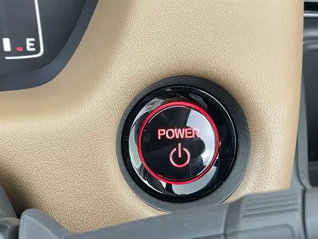 ホンダ フィット e:HEVリュクス 千葉県 2022(令4)年 2.1万km プラチナホワイトパール 禁煙車/ホンダセンシング/・誤発進抑制機能（前方・後方）/・近距離衝突軽減ブレーキ（前方・後方）/・路外逸脱抑制機能/・歩行者事故低減ステアリング/・車線維持支援システム/・渋滞追従機能付きアダプティブクルーズコントロール/・先行車発進お知らせ機能/・標識認識機能/・オートハイビーム/純正9インチナビ/・型式：VXU-225FTi/・CD/DVD/フルセグTV/Bluetooth/バックカメラ/シートヒーター/ステアリングヒーター/ワイヤレス充電/コーナーセンサー/ビルトインＥＴＣ/キルティングパーフォレーション本革シート/本革巻ステアリングホイール/LEDオートライト/LEDフォグランプ/LUXE専用エクステリア（プラチナ調クロームメッキ・フロントバンパーモールディング）/LUXE専用エクステリア（プラチナ調クロームメッキ・ドアロアーガーニッシュ）/LUXE専用エクステリア（プラチナ調クロームメッキ・テールゲートロアーガーニッシュ）/LUXE専用デザイン16インチアルミホイール/純正フロアマット/電動パーキング/オートブレーキホールド/スペアキー1本