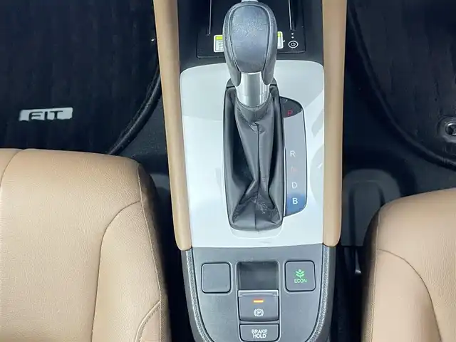 ホンダ フィット e:HEVリュクス 千葉県 2022(令4)年 2.1万km プラチナホワイトパール 禁煙車/ホンダセンシング/・誤発進抑制機能（前方・後方）/・近距離衝突軽減ブレーキ（前方・後方）/・路外逸脱抑制機能/・歩行者事故低減ステアリング/・車線維持支援システム/・渋滞追従機能付きアダプティブクルーズコントロール/・先行車発進お知らせ機能/・標識認識機能/・オートハイビーム/純正9インチナビ/・型式：VXU-225FTi/・CD/DVD/フルセグTV/Bluetooth/バックカメラ/シートヒーター/ステアリングヒーター/ワイヤレス充電/コーナーセンサー/ビルトインＥＴＣ/キルティングパーフォレーション本革シート/本革巻ステアリングホイール/LEDオートライト/LEDフォグランプ/LUXE専用エクステリア（プラチナ調クロームメッキ・フロントバンパーモールディング）/LUXE専用エクステリア（プラチナ調クロームメッキ・ドアロアーガーニッシュ）/LUXE専用エクステリア（プラチナ調クロームメッキ・テールゲートロアーガーニッシュ）/LUXE専用デザイン16インチアルミホイール/純正フロアマット/電動パーキング/オートブレーキホールド/スペアキー1本