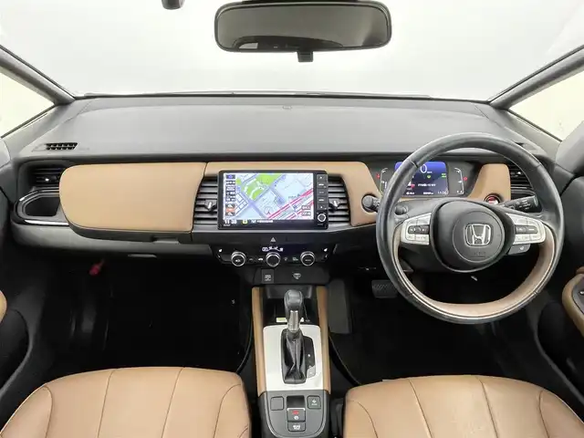 ホンダ フィット e:HEVリュクス 千葉県 2022(令4)年 2.1万km プラチナホワイトパール 禁煙車/ホンダセンシング/・誤発進抑制機能（前方・後方）/・近距離衝突軽減ブレーキ（前方・後方）/・路外逸脱抑制機能/・歩行者事故低減ステアリング/・車線維持支援システム/・渋滞追従機能付きアダプティブクルーズコントロール/・先行車発進お知らせ機能/・標識認識機能/・オートハイビーム/純正9インチナビ/・型式：VXU-225FTi/・CD/DVD/フルセグTV/Bluetooth/バックカメラ/シートヒーター/ステアリングヒーター/ワイヤレス充電/コーナーセンサー/ビルトインＥＴＣ/キルティングパーフォレーション本革シート/本革巻ステアリングホイール/LEDオートライト/LEDフォグランプ/LUXE専用エクステリア（プラチナ調クロームメッキ・フロントバンパーモールディング）/LUXE専用エクステリア（プラチナ調クロームメッキ・ドアロアーガーニッシュ）/LUXE専用エクステリア（プラチナ調クロームメッキ・テールゲートロアーガーニッシュ）/LUXE専用デザイン16インチアルミホイール/純正フロアマット/電動パーキング/オートブレーキホールド/スペアキー1本