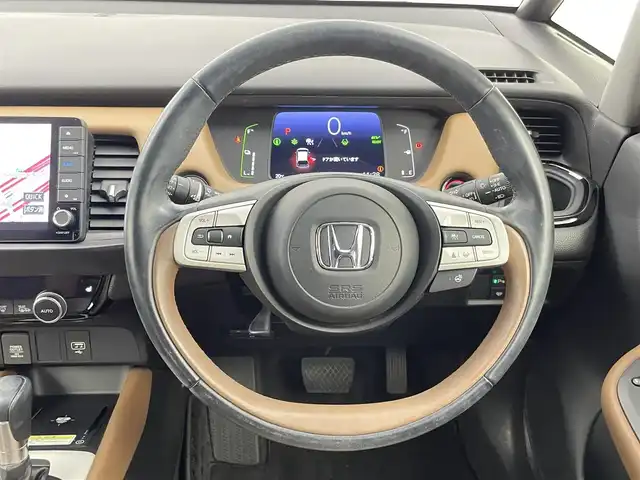 ホンダ フィット e:HEVリュクス 千葉県 2022(令4)年 2.1万km プラチナホワイトパール 禁煙車/ホンダセンシング/・誤発進抑制機能（前方・後方）/・近距離衝突軽減ブレーキ（前方・後方）/・路外逸脱抑制機能/・歩行者事故低減ステアリング/・車線維持支援システム/・渋滞追従機能付きアダプティブクルーズコントロール/・先行車発進お知らせ機能/・標識認識機能/・オートハイビーム/純正9インチナビ/・型式：VXU-225FTi/・CD/DVD/フルセグTV/Bluetooth/バックカメラ/シートヒーター/ステアリングヒーター/ワイヤレス充電/コーナーセンサー/ビルトインＥＴＣ/キルティングパーフォレーション本革シート/本革巻ステアリングホイール/LEDオートライト/LEDフォグランプ/LUXE専用エクステリア（プラチナ調クロームメッキ・フロントバンパーモールディング）/LUXE専用エクステリア（プラチナ調クロームメッキ・ドアロアーガーニッシュ）/LUXE専用エクステリア（プラチナ調クロームメッキ・テールゲートロアーガーニッシュ）/LUXE専用デザイン16インチアルミホイール/純正フロアマット/電動パーキング/オートブレーキホールド/スペアキー1本