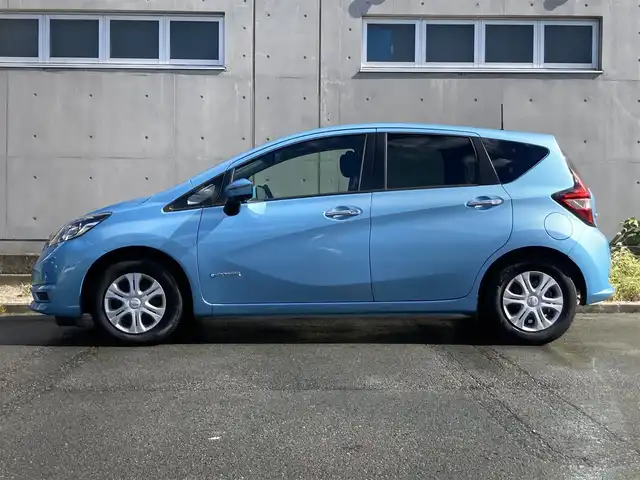 日産 ノート e－パワー X 静岡県 2017(平29)年 7.2万km 青 衝突軽減ブレーキ/踏み間違い衝突防止アシスト/フロント＆バックソナー/日産オリジナルナビ（MM316D-W）/　AM FM CD DVD Bluetooth USB MEMORYMUSIC/フルセグTV/アラウンドビューモニター/ETC/ドライブレコーダー/スマートルームミラー/LEDヘッドライト/オートライト/純正フロアマット/インテリジェントキー×2本