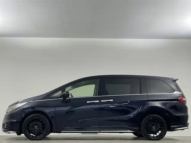 ホンダ オデッセイ アブソルート 埼玉県 2013(平25)年 6.8万km プレミアムヴィーナスブラックP 純正ナビ　１０型後席モニター　両側　ETC バックカメラ　クルーズコントロール　Ｂｌｕｅｔｏｏｔｈ　フルセグＴＶ　純正フロアマット　オットマン　フルフラット　ＬＥＤヘッドライト　衝突軽減被害