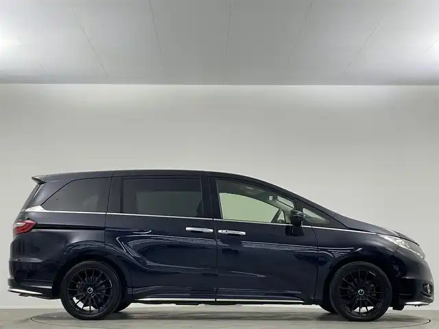 ホンダ オデッセイ アブソルート 埼玉県 2013(平25)年 6.8万km プレミアムヴィーナスブラックP 純正ナビ　１０型後席モニター　両側　ETC バックカメラ　クルーズコントロール　Ｂｌｕｅｔｏｏｔｈ　フルセグＴＶ　純正フロアマット　オットマン　フルフラット　ＬＥＤヘッドライト　衝突軽減被害