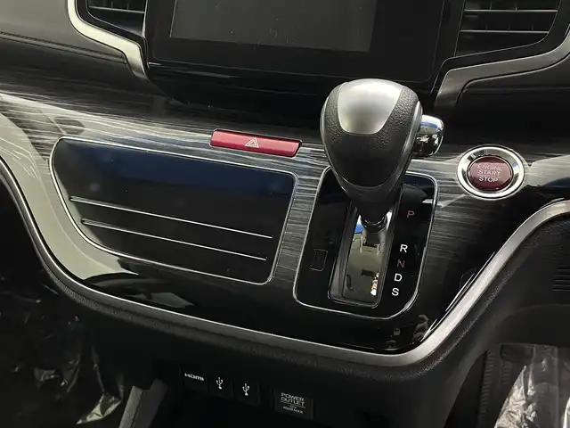 ホンダ オデッセイ アブソルート 埼玉県 2013(平25)年 6.8万km プレミアムヴィーナスブラックP 純正ナビ　１０型後席モニター　両側　ETC バックカメラ　クルーズコントロール　Ｂｌｕｅｔｏｏｔｈ　フルセグＴＶ　純正フロアマット　オットマン　フルフラット　ＬＥＤヘッドライト　衝突軽減被害