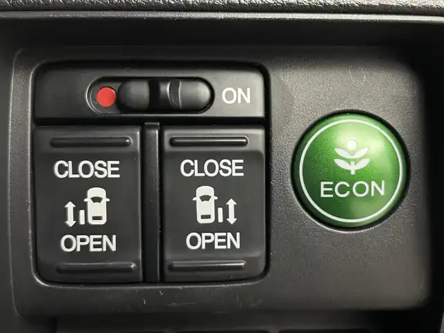 ホンダ オデッセイ アブソルート 埼玉県 2013(平25)年 6.8万km プレミアムヴィーナスブラックP 純正ナビ　１０型後席モニター　両側　ETC バックカメラ　クルーズコントロール　Ｂｌｕｅｔｏｏｔｈ　フルセグＴＶ　純正フロアマット　オットマン　フルフラット　ＬＥＤヘッドライト　衝突軽減被害