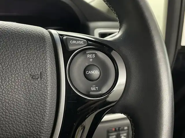 ホンダ オデッセイ アブソルート 埼玉県 2013(平25)年 6.8万km プレミアムヴィーナスブラックP 純正ナビ　１０型後席モニター　両側　ETC バックカメラ　クルーズコントロール　Ｂｌｕｅｔｏｏｔｈ　フルセグＴＶ　純正フロアマット　オットマン　フルフラット　ＬＥＤヘッドライト　衝突軽減被害