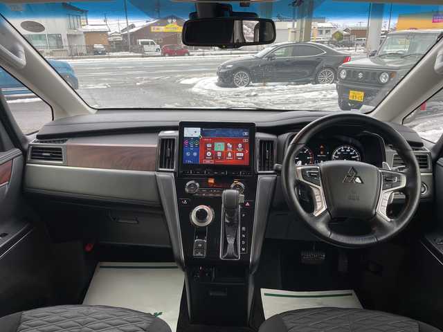 三菱 デリカＤ：５ P 山形県 2021(令3)年 6.3万km ウォームホワイトパール ワンオーナー/4WD/純正10.1インチナビ/・TV/AM/FM/CD/DVD/Bluetooth/レーダークルーズコントロール/アイドリングストップ/ブラインドスポットモニター/衝突被害軽減ブレーキ/誤発進抑制制御/車線逸脱警報/横滑り防止装置/盗難防止装置/LEDヘッドライト/オートライト/両側パワースライドドア/電動パーキングブレーキ/パワーシート（D席）/シートヒーター（D/N席）/パワーバックドア/フリップダウンモニター/オートステップ/全周囲カメラ/純正フロアマット/純正ドアバイザー/ETC/保証書/取扱説明書