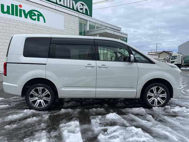 三菱 デリカＤ：５ P 山形県 2021(令3)年 6.3万km ウォームホワイトパール ワンオーナー/4WD/純正10.1インチナビ/・TV/AM/FM/CD/DVD/Bluetooth/レーダークルーズコントロール/アイドリングストップ/ブラインドスポットモニター/衝突被害軽減ブレーキ/誤発進抑制制御/車線逸脱警報/横滑り防止装置/盗難防止装置/LEDヘッドライト/オートライト/両側パワースライドドア/電動パーキングブレーキ/パワーシート（D席）/シートヒーター（D/N席）/パワーバックドア/フリップダウンモニター/オートステップ/全周囲カメラ/純正フロアマット/純正ドアバイザー/ETC/保証書/取扱説明書