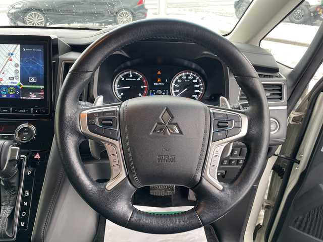 三菱 デリカＤ：５ P 山形県 2021(令3)年 6.3万km ウォームホワイトパール ワンオーナー/4WD/純正10.1インチナビ/・TV/AM/FM/CD/DVD/Bluetooth/レーダークルーズコントロール/アイドリングストップ/ブラインドスポットモニター/衝突被害軽減ブレーキ/誤発進抑制制御/車線逸脱警報/横滑り防止装置/盗難防止装置/LEDヘッドライト/オートライト/両側パワースライドドア/電動パーキングブレーキ/パワーシート（D席）/シートヒーター（D/N席）/パワーバックドア/フリップダウンモニター/オートステップ/全周囲カメラ/純正フロアマット/純正ドアバイザー/ETC/保証書/取扱説明書