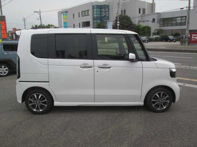 ホンダ Ｎ ＢＯＸ カスタム 広島県 2023(令5)年 1.1万km プラチナホワイトパール 新車ワンオーナー/純正ナビ/ホンダセンシング/両側パワースライドドア/レーダークルーズ/フルセグTV/Bluetooth/バックカメラ/前席シートヒーター/LEDヘッドライト/オートライト/USBポート/タイプCポート/新車保証書/取扱説明書/スペアキー