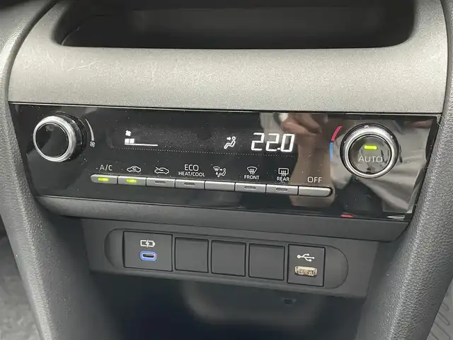 トヨタ ヤリスクロス GRスポーツ 滋賀県 2023(令5)年 0.3万km プラチナホワイトパールマイカ 禁煙車/純正ディスプレイオーディオ/Bluetooth.USB/バックカメラ/衝突軽減ブレーキ/レーンキープアシスト/レーダークルーズコントロール/パドルシフト/革巻きステアリング/ステアリングスイッチ/LEDヘッドライト/オートライト/オートマチックハイビーム/プッシュスタート/スマートキー