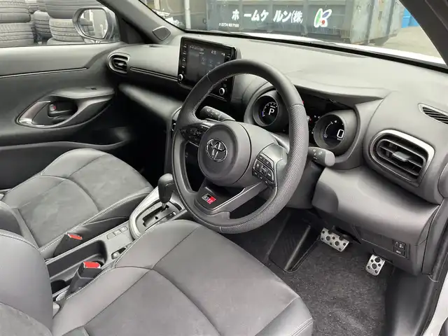 トヨタ ヤリスクロス GRスポーツ 滋賀県 2023(令5)年 0.3万km プラチナホワイトパールマイカ 禁煙車/純正ディスプレイオーディオ/Bluetooth.USB/バックカメラ/衝突軽減ブレーキ/レーンキープアシスト/レーダークルーズコントロール/パドルシフト/革巻きステアリング/ステアリングスイッチ/LEDヘッドライト/オートライト/オートマチックハイビーム/プッシュスタート/スマートキー