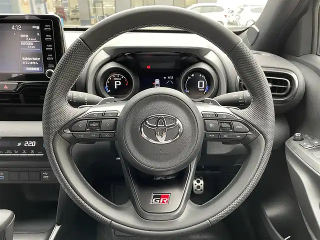 トヨタ ヤリスクロス GRスポーツ 滋賀県 2023(令5)年 0.3万km プラチナホワイトパールマイカ 禁煙車/純正ディスプレイオーディオ/Bluetooth.USB/バックカメラ/衝突軽減ブレーキ/レーンキープアシスト/レーダークルーズコントロール/パドルシフト/革巻きステアリング/ステアリングスイッチ/LEDヘッドライト/オートライト/オートマチックハイビーム/プッシュスタート/スマートキー