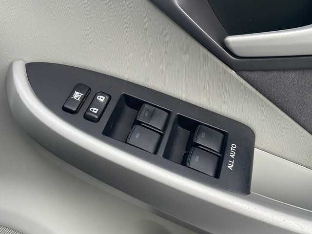 トヨタ プリウス S 沖縄県 2011(平23)年 6万km ホワイトパールクリスタルシャイン 禁煙車/純正オーディオ/（CD/FM/AM/AUX）/ステアリングリモコン/プッシュスタート/スマートキー/スペアキー/オートライト/フォグランプ/ライトレベライザー/電動格納ウィンカーミラー/オールオートパワーウィンドウ/純正ドアバイザー/純正フロアマット/荷室純正トノカバー/保証書/取扱説明書