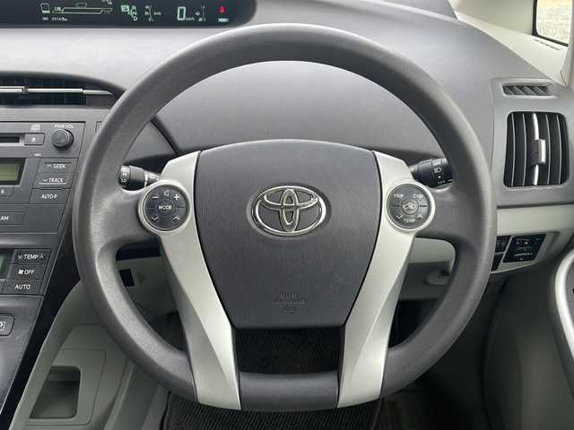 トヨタ プリウス S 沖縄県 2011(平23)年 6万km ホワイトパールクリスタルシャイン 禁煙車/純正オーディオ/（CD/FM/AM/AUX）/ステアリングリモコン/プッシュスタート/スマートキー/スペアキー/オートライト/フォグランプ/ライトレベライザー/電動格納ウィンカーミラー/オールオートパワーウィンドウ/純正ドアバイザー/純正フロアマット/荷室純正トノカバー/保証書/取扱説明書