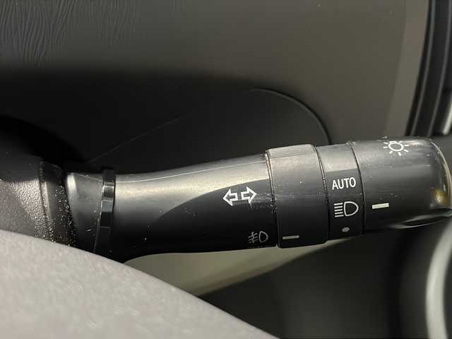 トヨタ プリウス S 沖縄県 2011(平23)年 6万km ホワイトパールクリスタルシャイン 禁煙車/純正オーディオ/（CD/FM/AM/AUX）/ステアリングリモコン/プッシュスタート/スマートキー/スペアキー/オートライト/フォグランプ/ライトレベライザー/電動格納ウィンカーミラー/オールオートパワーウィンドウ/純正ドアバイザー/純正フロアマット/荷室純正トノカバー/保証書/取扱説明書