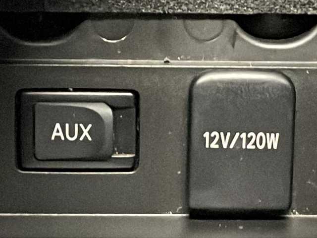 トヨタ プリウス S 沖縄県 2011(平23)年 6万km ホワイトパールクリスタルシャイン 禁煙車/純正オーディオ/（CD/FM/AM/AUX）/ステアリングリモコン/プッシュスタート/スマートキー/スペアキー/オートライト/フォグランプ/ライトレベライザー/電動格納ウィンカーミラー/オールオートパワーウィンドウ/純正ドアバイザー/純正フロアマット/荷室純正トノカバー/保証書/取扱説明書