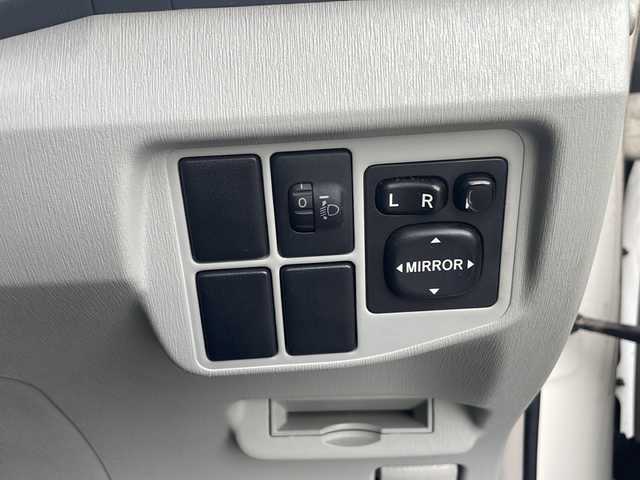 トヨタ プリウス S 沖縄県 2011(平23)年 6万km ホワイトパールクリスタルシャイン 禁煙車/純正オーディオ/（CD/FM/AM/AUX）/ステアリングリモコン/プッシュスタート/スマートキー/スペアキー/オートライト/フォグランプ/ライトレベライザー/電動格納ウィンカーミラー/オールオートパワーウィンドウ/純正ドアバイザー/純正フロアマット/荷室純正トノカバー/保証書/取扱説明書