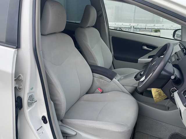 トヨタ プリウス S 沖縄県 2011(平23)年 6万km ホワイトパールクリスタルシャイン 禁煙車/純正オーディオ/（CD/FM/AM/AUX）/ステアリングリモコン/プッシュスタート/スマートキー/スペアキー/オートライト/フォグランプ/ライトレベライザー/電動格納ウィンカーミラー/オールオートパワーウィンドウ/純正ドアバイザー/純正フロアマット/荷室純正トノカバー/保証書/取扱説明書