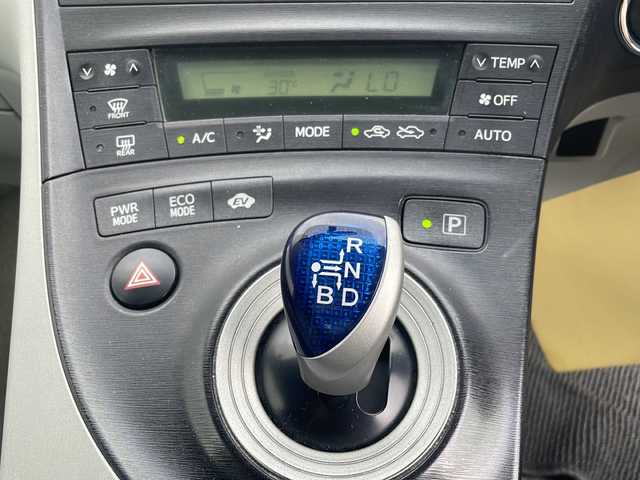 トヨタ プリウス S 沖縄県 2011(平23)年 6万km ホワイトパールクリスタルシャイン 禁煙車/純正オーディオ/（CD/FM/AM/AUX）/ステアリングリモコン/プッシュスタート/スマートキー/スペアキー/オートライト/フォグランプ/ライトレベライザー/電動格納ウィンカーミラー/オールオートパワーウィンドウ/純正ドアバイザー/純正フロアマット/荷室純正トノカバー/保証書/取扱説明書