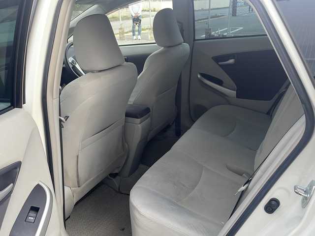 トヨタ プリウス S 沖縄県 2011(平23)年 6万km ホワイトパールクリスタルシャイン 禁煙車/純正オーディオ/（CD/FM/AM/AUX）/ステアリングリモコン/プッシュスタート/スマートキー/スペアキー/オートライト/フォグランプ/ライトレベライザー/電動格納ウィンカーミラー/オールオートパワーウィンドウ/純正ドアバイザー/純正フロアマット/荷室純正トノカバー/保証書/取扱説明書