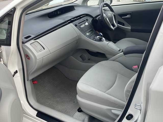 トヨタ プリウス S 沖縄県 2011(平23)年 6万km ホワイトパールクリスタルシャイン 禁煙車/純正オーディオ/（CD/FM/AM/AUX）/ステアリングリモコン/プッシュスタート/スマートキー/スペアキー/オートライト/フォグランプ/ライトレベライザー/電動格納ウィンカーミラー/オールオートパワーウィンドウ/純正ドアバイザー/純正フロアマット/荷室純正トノカバー/保証書/取扱説明書