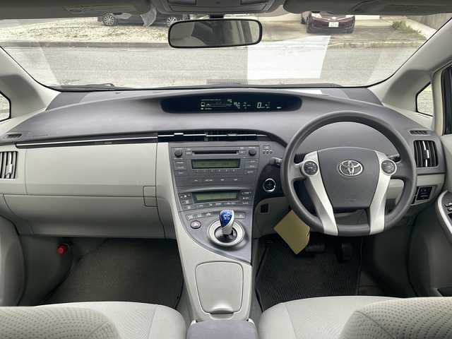 トヨタ プリウス S 沖縄県 2011(平23)年 6万km ホワイトパールクリスタルシャイン 禁煙車/純正オーディオ/（CD/FM/AM/AUX）/ステアリングリモコン/プッシュスタート/スマートキー/スペアキー/オートライト/フォグランプ/ライトレベライザー/電動格納ウィンカーミラー/オールオートパワーウィンドウ/純正ドアバイザー/純正フロアマット/荷室純正トノカバー/保証書/取扱説明書