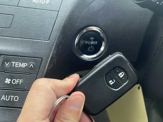 トヨタ プリウス S 沖縄県 2011(平23)年 6万km ホワイトパールクリスタルシャイン 禁煙車/純正オーディオ/（CD/FM/AM/AUX）/ステアリングリモコン/プッシュスタート/スマートキー/スペアキー/オートライト/フォグランプ/ライトレベライザー/電動格納ウィンカーミラー/オールオートパワーウィンドウ/純正ドアバイザー/純正フロアマット/荷室純正トノカバー/保証書/取扱説明書