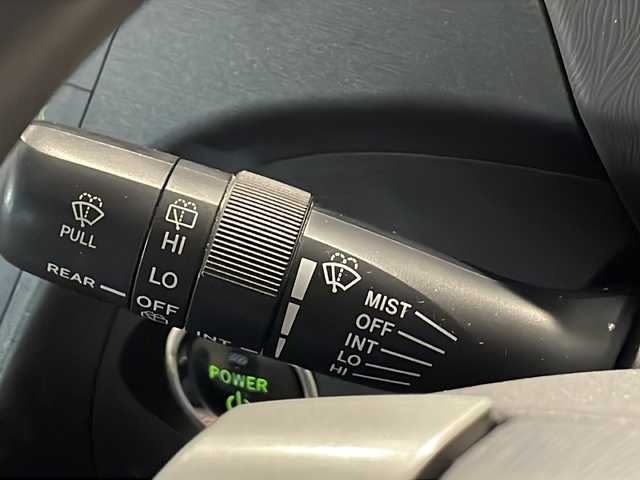 トヨタ プリウス S 沖縄県 2011(平23)年 6万km ホワイトパールクリスタルシャイン 禁煙車/純正オーディオ/（CD/FM/AM/AUX）/ステアリングリモコン/プッシュスタート/スマートキー/スペアキー/オートライト/フォグランプ/ライトレベライザー/電動格納ウィンカーミラー/オールオートパワーウィンドウ/純正ドアバイザー/純正フロアマット/荷室純正トノカバー/保証書/取扱説明書