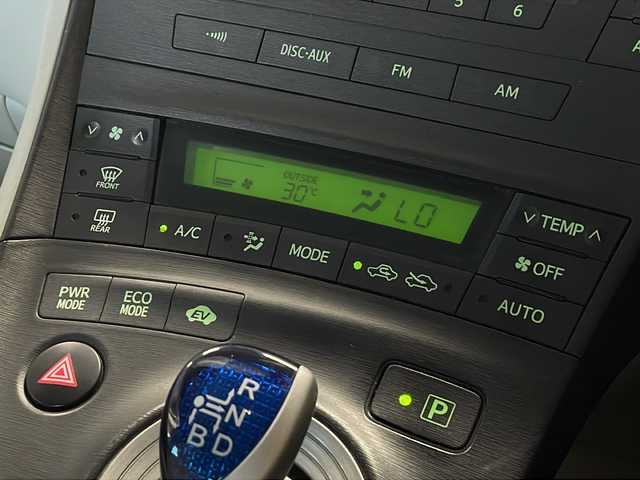 トヨタ プリウス S 沖縄県 2011(平23)年 6万km ホワイトパールクリスタルシャイン 禁煙車/純正オーディオ/（CD/FM/AM/AUX）/ステアリングリモコン/プッシュスタート/スマートキー/スペアキー/オートライト/フォグランプ/ライトレベライザー/電動格納ウィンカーミラー/オールオートパワーウィンドウ/純正ドアバイザー/純正フロアマット/荷室純正トノカバー/保証書/取扱説明書